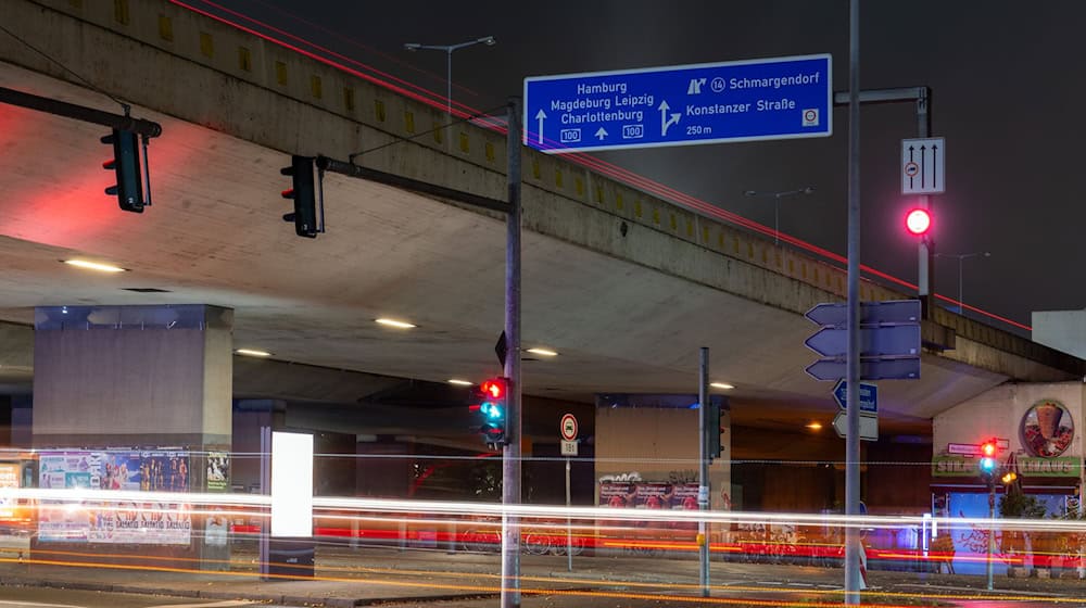 Auf der A100-Brücke über die Mecklenburger Straße bleibt in Richtung Dreieck Funkturm weiterhin ein Fahrstreifen gesperrt. (Archivbild) / Foto: Soeren Stache/dpa