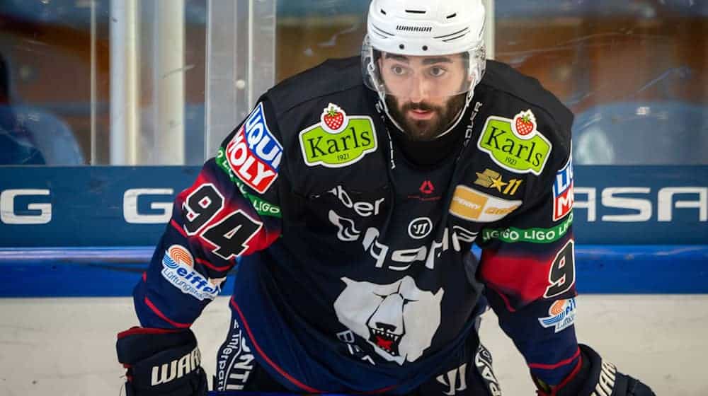 Angreifer Liam Kirk erzielte beim Sieg der Eisbären Berlin in Straubing drei Tore. / Foto: Soeren Stache/dpa