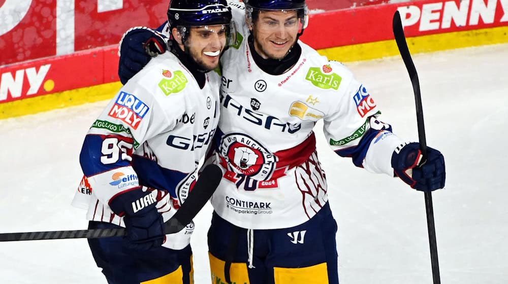 Angreifer Frederik Tiffels (l.) traf zum 4:1 der Eisbären Berlin bei den Grizzlys Wolfsburg. / Foto: Uli Deck/dpa
