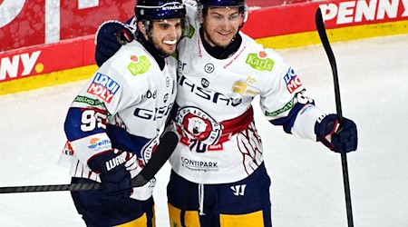 Angreifer Frederik Tiffels (l.) traf zum 4:1 der Eisbären Berlin bei den Grizzlys Wolfsburg. / Foto: Uli Deck/dpa