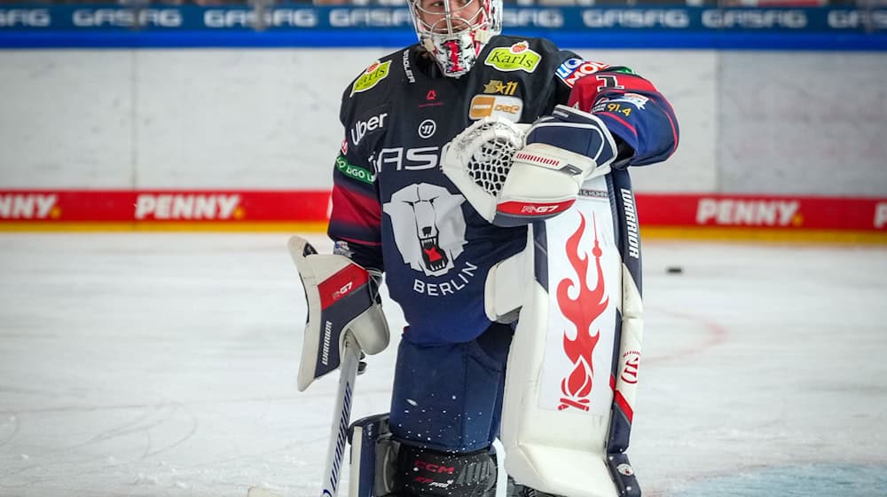 Torhüter Jonas Stettmer unterlag mit den Eisbären Berlin in Ingolstadt. / Foto: Soeren Stache/dpa