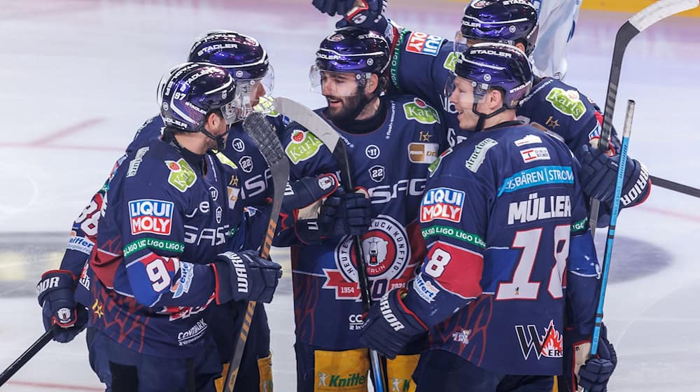 Angreifer Liam Kirk (M.) feierte mit den Eisbären Berlin einen überzeugenden Sieg beim Tabellenführer Straubing. / Foto: Andreas Gora/dpa