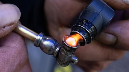 Meistens wird Crack in einer Pfeife geraucht, in seltenen Fällen wird es gespritzt. (Archivbild) / Foto: Boris Roessler/dpa