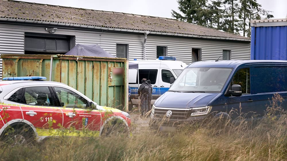 In der Halle haben Ermittler ein Drogenlabor ausgehoben. / Foto: Michael Ukas/dpa
