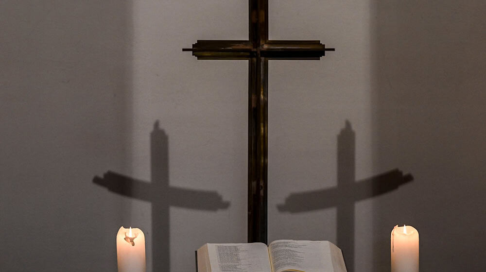 Das Erzbistum Berlin verlangt von Kandidatinnen und Kandidaten für Pfarrei- und Gemeinderäte künftig eine spezielle Erklärung. (Symbolbild)  / Foto: Jens Kalaene/dpa