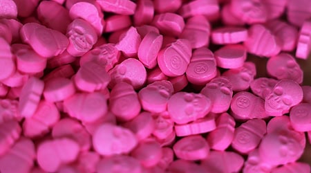 Oft als Partydroge konsumierte Ecstasy-Tabletten haben eine gefährliche Wirkung. Es kommt zu Vergiftungen und auch zu Todesfällen. (Symbolbild) / Foto: Oliver Berg/dpa
