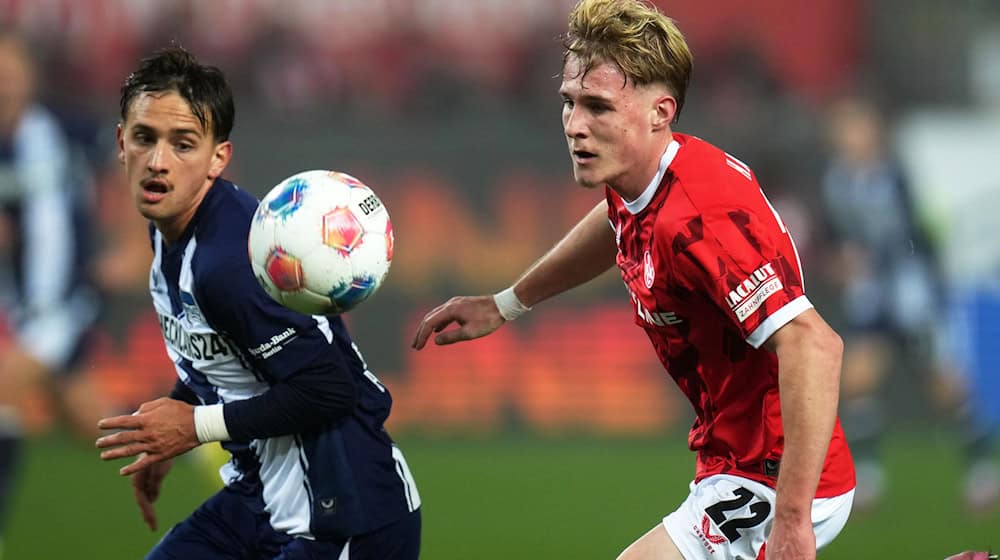 Kaiserslauterns Mika Haas (r) und Herthas Michal Karbownik im Zweikampf. / Foto: Thomas Frey/dpa