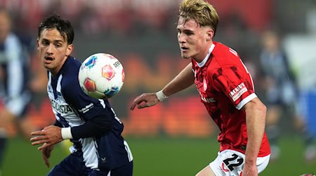 Kaiserslauterns Mika Haas (r) und Herthas Michal Karbownik im Zweikampf. / Foto: Thomas Frey/dpa