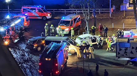 Einsatzkräfte der Feuerwehr und des Rettungsdienstes arbeiten an der Unfallstelle in Berlin-Moabit. / Foto: Fabian Nitschmann/dpa