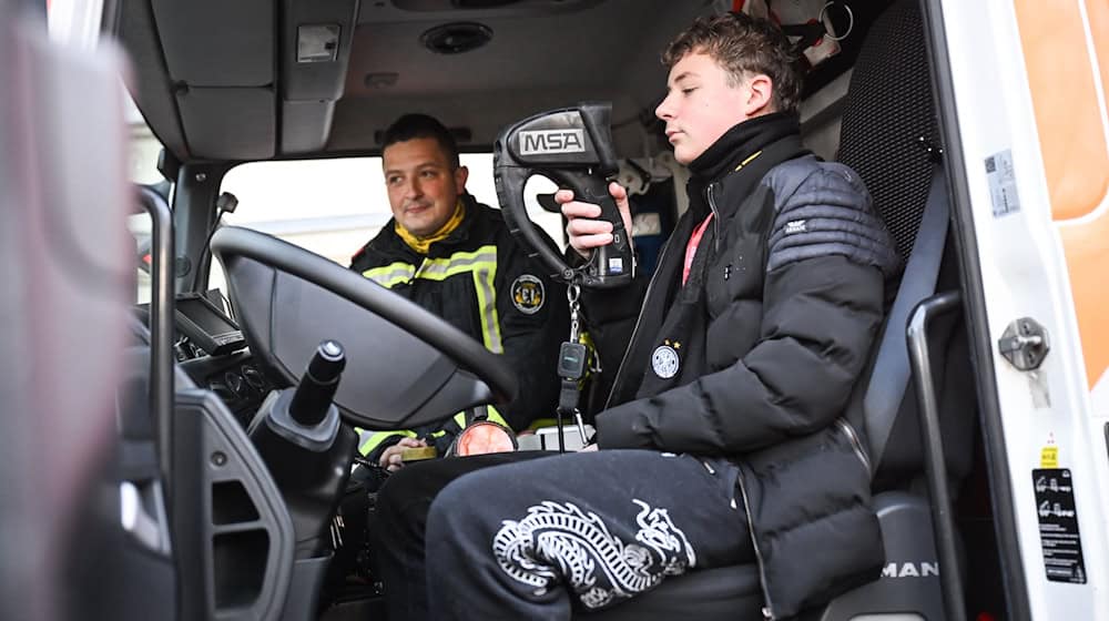 Eine Berliner Schule arbeitet mit der Feuerwehr für ein reguläres Unterrichtsfach «Retten und Schützen» zusammen.  / Foto: Britta Pedersen/dpa