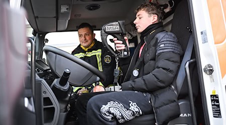 Eine Berliner Schule arbeitet mit der Feuerwehr für ein reguläres Unterrichtsfach «Retten und Schützen» zusammen.  / Foto: Britta Pedersen/dpa