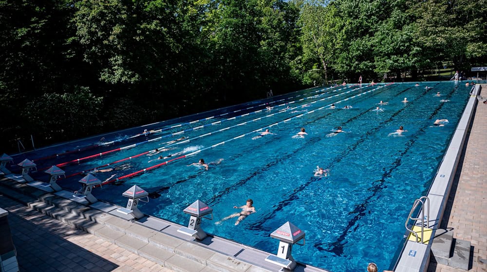 Alle Berliner Freibäder sollen im nächsten Sommer wieder auf mindestens 22 Grad geheizt werden.  / Foto: Fabian Sommer/dpa