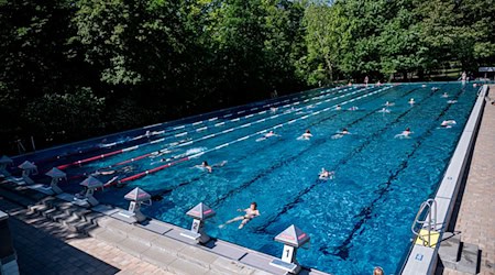 Alle Berliner Freibäder sollen im nächsten Sommer wieder auf mindestens 22 Grad geheizt werden.  / Foto: Fabian Sommer/dpa