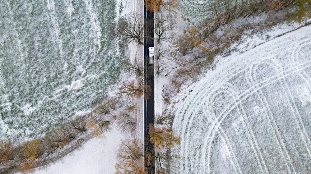 Frost, Nebel und örtliche Schneeschauer sorgen vielerorts für einen winterlichen Start in den Tag. / Foto: Patrick Pleul/dpa