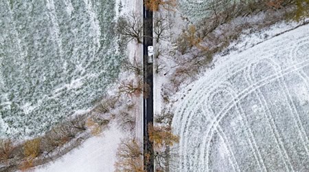 Frost, Nebel und örtliche Schneeschauer sorgen vielerorts für einen winterlichen Start in den Tag. / Foto: Patrick Pleul/dpa