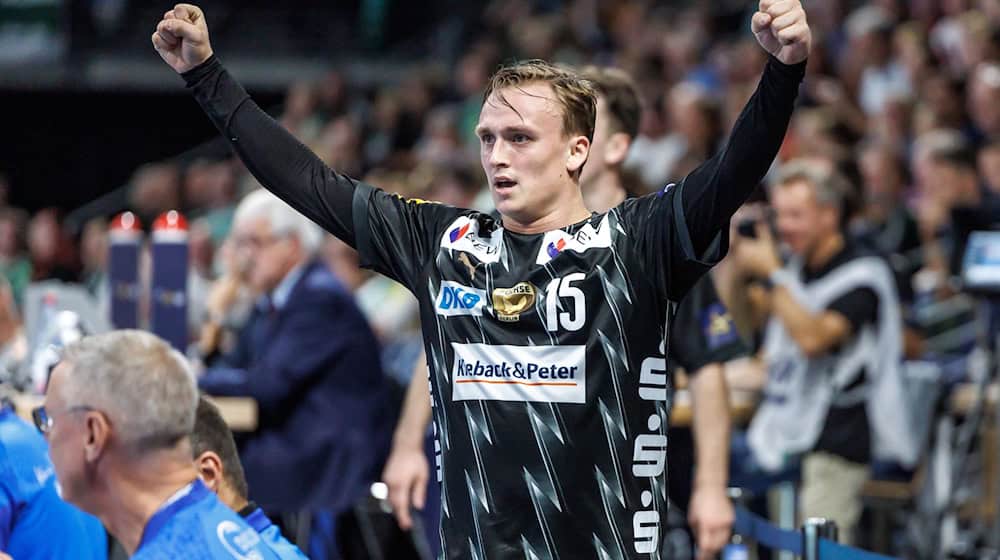 Füchse-Spielmacher Tobias Gröndahl steuerte sechs Tore zum Pokalerfolg bei. (Archivbild) / Foto: Andreas Gora/dpa