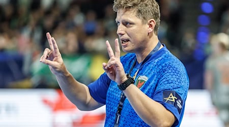 Füchse-Trainer Nicolej Krickau zeigt an: Zwei Siege benötigen die Füchse, um das Pokal-Endspiel zu erreichen. / Foto: Andreas Gora/dpa