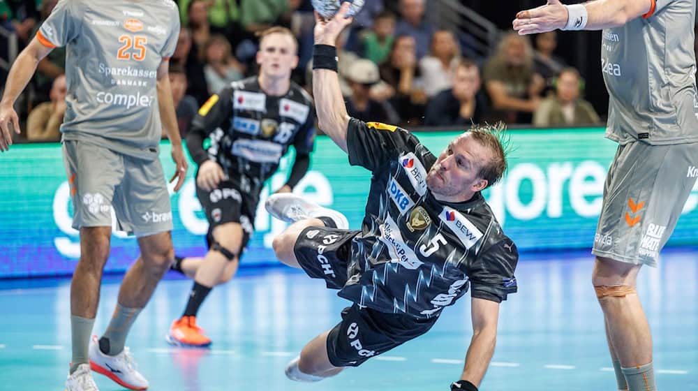 Füchse-Kapitän Max Darj ist wenig erfreut über die Ansetzung des Topspiels gegen Kiel. (Archivfoto) / Foto: Andreas Gora/dpa