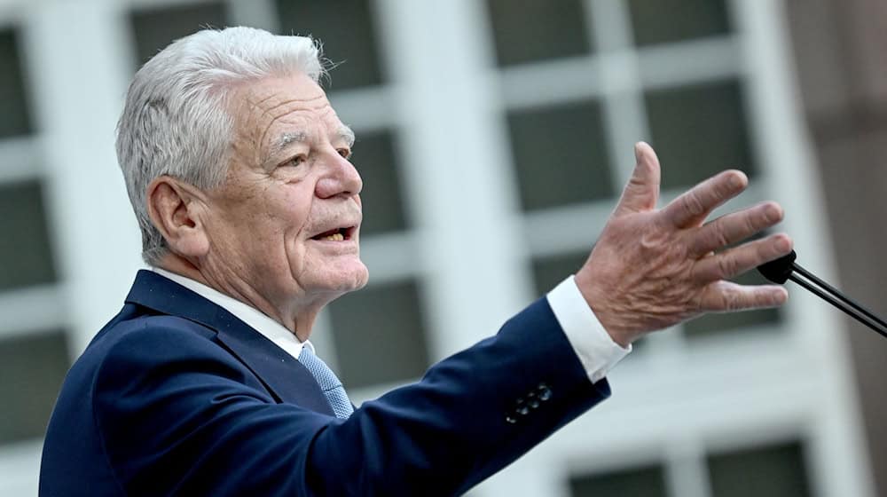 Gauck ruft zum Verteidigen der freiheitlichen Demokratie auf.  / Foto: Britta Pedersen/dpa