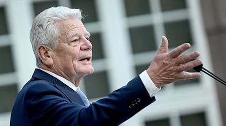 Gauck ruft zum Verteidigen der freiheitlichen Demokratie auf.  / Foto: Britta Pedersen/dpa