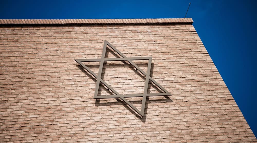 Im Synagogenzentrum hat die Stadt Potsdam an die nationalsozialistischen Novemberpogrome gegen Juden erinnert. (Archivbild) / Foto: Carsten Koall/dpa