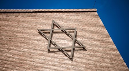 Im Synagogenzentrum hat die Stadt Potsdam an die nationalsozialistischen Novemberpogrome gegen Juden erinnert. (Archivbild) / Foto: Carsten Koall/dpa