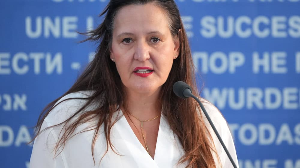 Ministerin Manja Schüle (SPD) fand in Ravensbrück eindrückliche Worte. / Foto: Soeren Stache/dpa