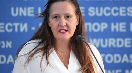 Ministerin Manja Schüle (SPD) fand in Ravensbrück eindrückliche Worte. / Foto: Soeren Stache/dpa