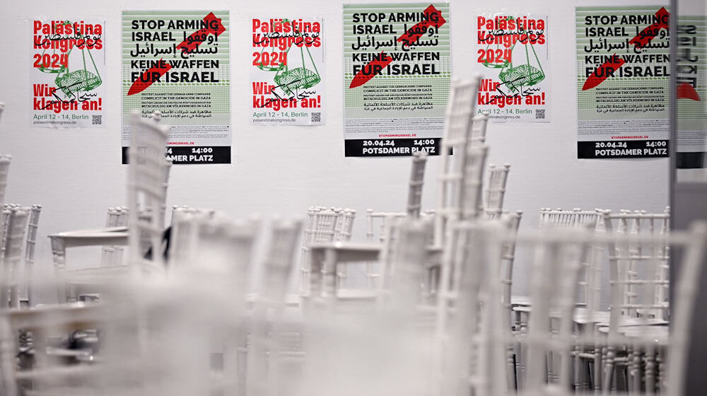 Leere Stühle stehen in dem Veranstaltungsraum, nachdem die Polizei den Palästina-Kongress abgebrochen und verboten hat. (Archivbild)  / Foto: Sebastian Christoph Gollnow/dpa