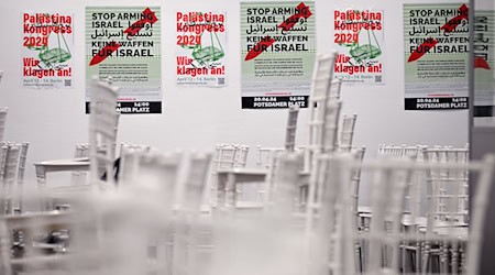 Leere Stühle stehen in dem Veranstaltungsraum, nachdem die Polizei den Palästina-Kongress abgebrochen und verboten hat. (Archivbild)  / Foto: Sebastian Christoph Gollnow/dpa