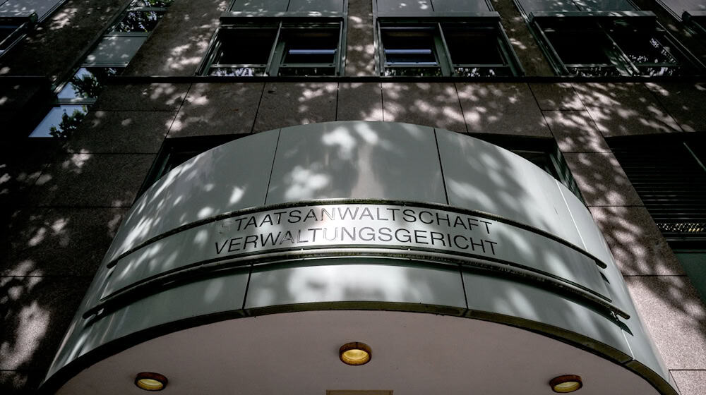 Der Baubeginn für ein Flüchtlingsheim wurde vom Verwaltungsgericht gestoppt. (Symbolbild) / Foto: Britta Pedersen/dpa