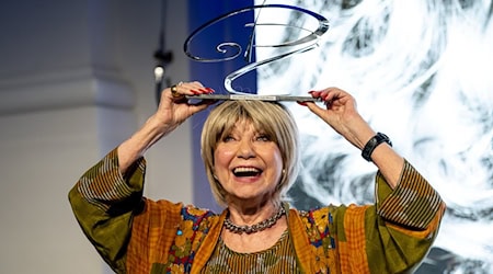 Die Freude ist ihr anzusehen: Judy Winter. / Foto: Fabian Sommer/dpa