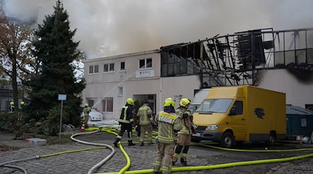 Feuerwehrleute haben bei einem mehrstündigen Großeinsatz in Berlin-Lichterfelde unter anderem den Brand in einer Lagerhalle gelöscht.   / Foto: Manuel Genolet/dpa