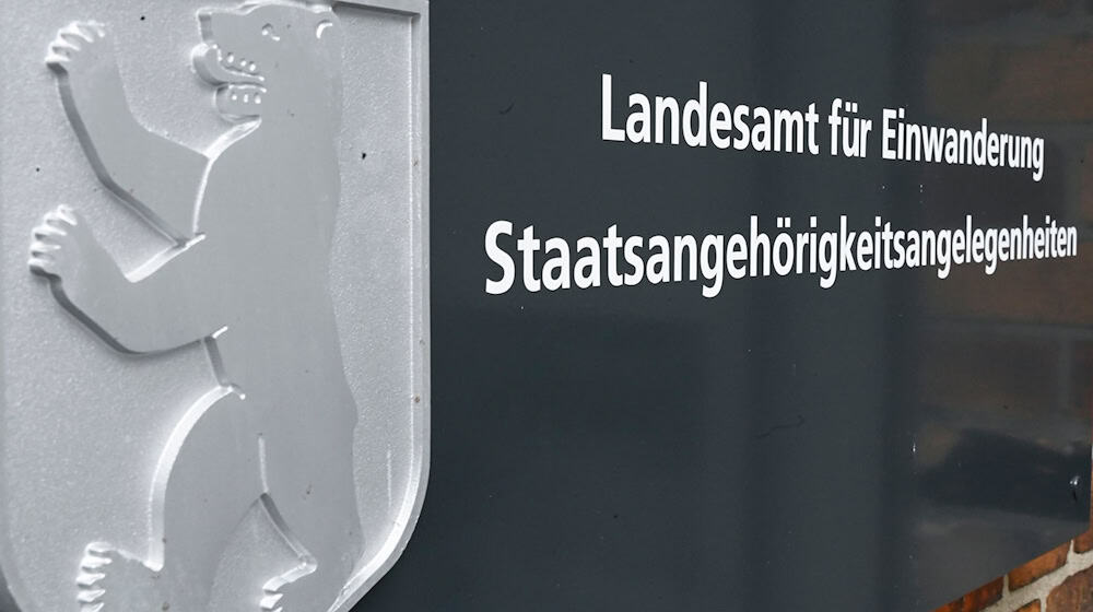 Das Berliner Landesamt für Einwanderung macht nach dpa-Informationen die Einbürgerung eines Mannes rückgängig, der die Terrororganisation Hamas gehuldigt haben soll. (Symbolbild) / Foto: Katharina Kausche/dpa
