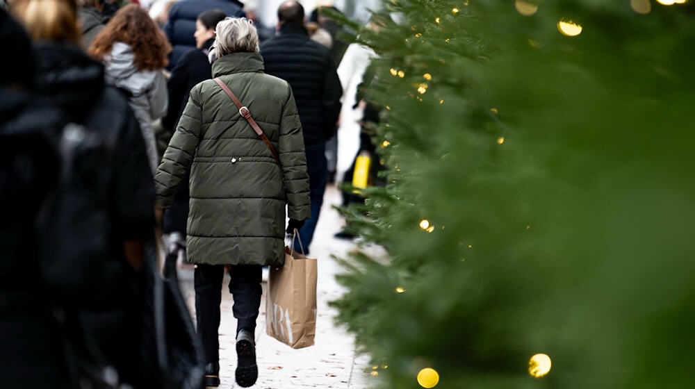 Die Konsumlaune in Deutschland ist derzeit schlecht - der Handelsverband Berlin-Brandenburg hofft aber auf ein «stabiles» Weihnachtsgeschäft. (Archivbild) / Foto: Fabian Sommer/dpa