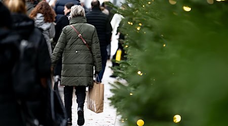 Die Konsumlaune in Deutschland ist derzeit schlecht - der Handelsverband Berlin-Brandenburg hofft aber auf ein «stabiles» Weihnachtsgeschäft. (Archivbild) / Foto: Fabian Sommer/dpa