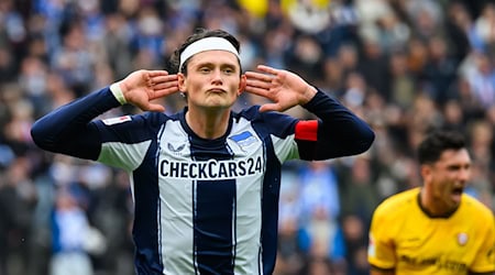 Kapitän Fabian Reese sorgt per Elfmeter für die Vorentscheidung.  / Foto: Robert Michael/dpa