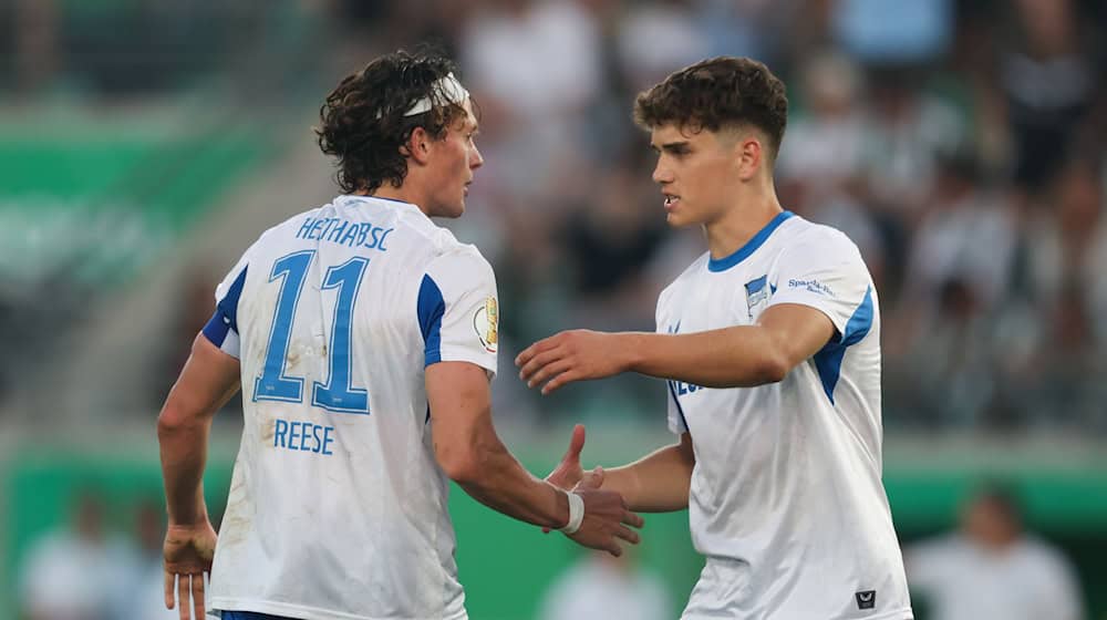 Hertha BSC hat Janne Berner (r) mit einem Profivertrag bis 2028 ausgestattet. / Foto: Friso Gentsch/dpa