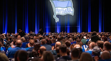 Herthas Mitglieder entscheiden, wie die Versammlung künftig abgehalten werden soll. (Archivfoto) / Foto: Soeren Stache/dpa