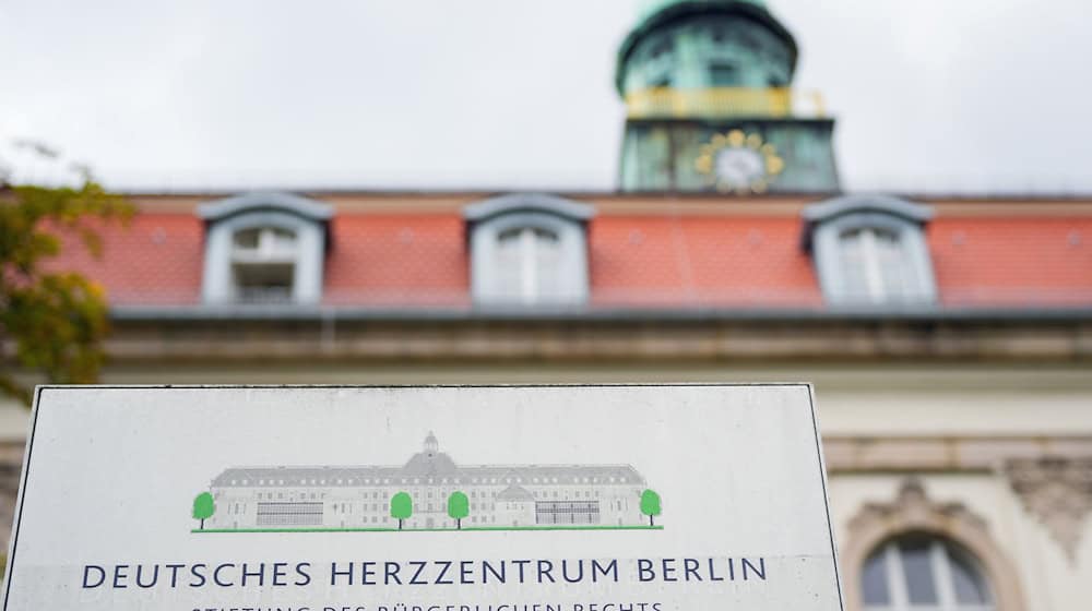 Im Deutschen Herzzentrum der Charité assistiert seit Anfang des Jahres ein Roboter bei Herz-OPs. (Archivbild) / Foto: Soeren Stache/dpa