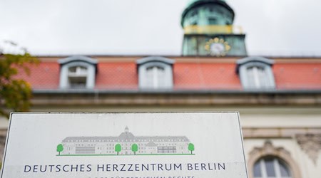 Im Deutschen Herzzentrum der Charité assistiert seit Anfang des Jahres ein Roboter bei Herz-OPs. (Archivbild) / Foto: Soeren Stache/dpa