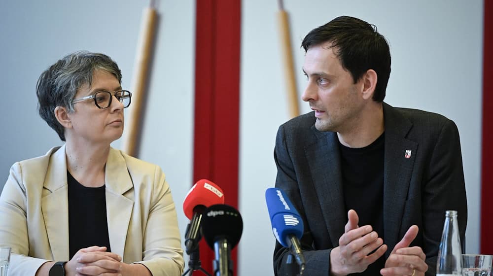 Die SPD-Landesvorsitzenden Nicola Böcker-Giannin und Martin Hikel stehen zu ihrer Rücktrittsentscheidung.  / Foto: Jens Kalaene/dpa