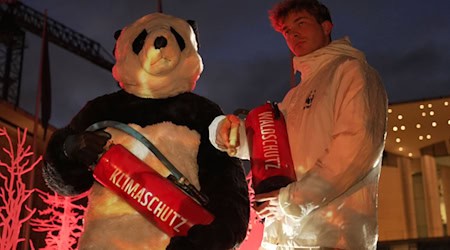 Der Naturschutzorganisation WWF demonstriert vor dem Kanzleramt für mehr Klimaschutz.  / Foto: Sven Kaeuler/dpa