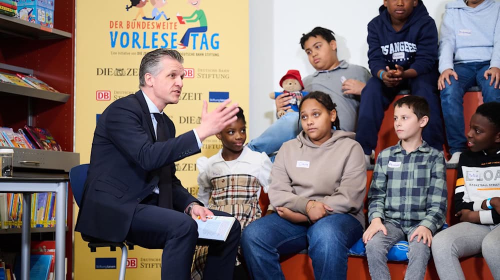 Kanzleramtschef Thorsten Frei (CDU) war zu Besuch in der Robert-Reinick-Grundschule. / Foto: Annette Riedl/dpa