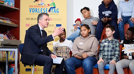 Kanzleramtschef Thorsten Frei (CDU) war zu Besuch in der Robert-Reinick-Grundschule. / Foto: Annette Riedl/dpa