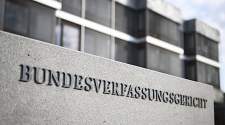 Karlsruhe hat die Anforderungen an Durchsuchungen im Rahmen von Abschiebungen geprüft. (Archivbild) / Foto: Uli Deck/dpa