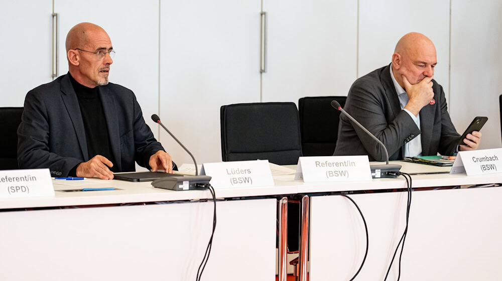 Die Vertreter der Brandenburger BSW-Landtagsfraktion stimmen im Hauptausschuss des Landtags über zwei umstrittene Medienstaatsverträge unterschiedlich ab. / Foto: Fabian Sommer/dpa