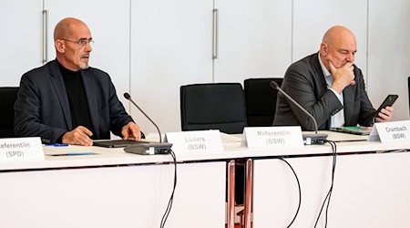 Die Vertreter der Brandenburger BSW-Landtagsfraktion stimmen im Hauptausschuss des Landtags über zwei umstrittene Medienstaatsverträge unterschiedlich ab. / Foto: Fabian Sommer/dpa