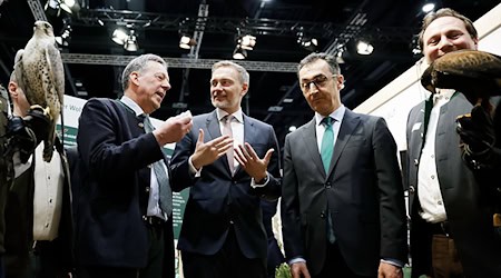 Im vergangenen Jahr konnten Politiker bei Rundgängen noch Greifvögel auf der Grünen Woche bewundern - 2026 wohl nicht. (Archivbild) / Foto: Carsten Koall/dpa