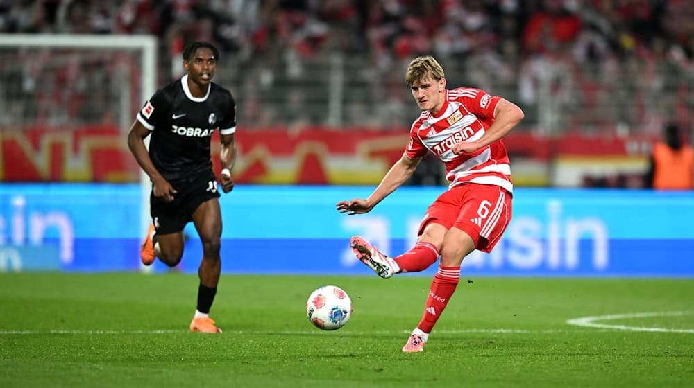 Der Unioner Aljoscha Kemlein (r) freut sich auf das Auswärtsspiel bei seinem Ex-Verein St. Pauli. / Foto: Elisa Schu/dpa